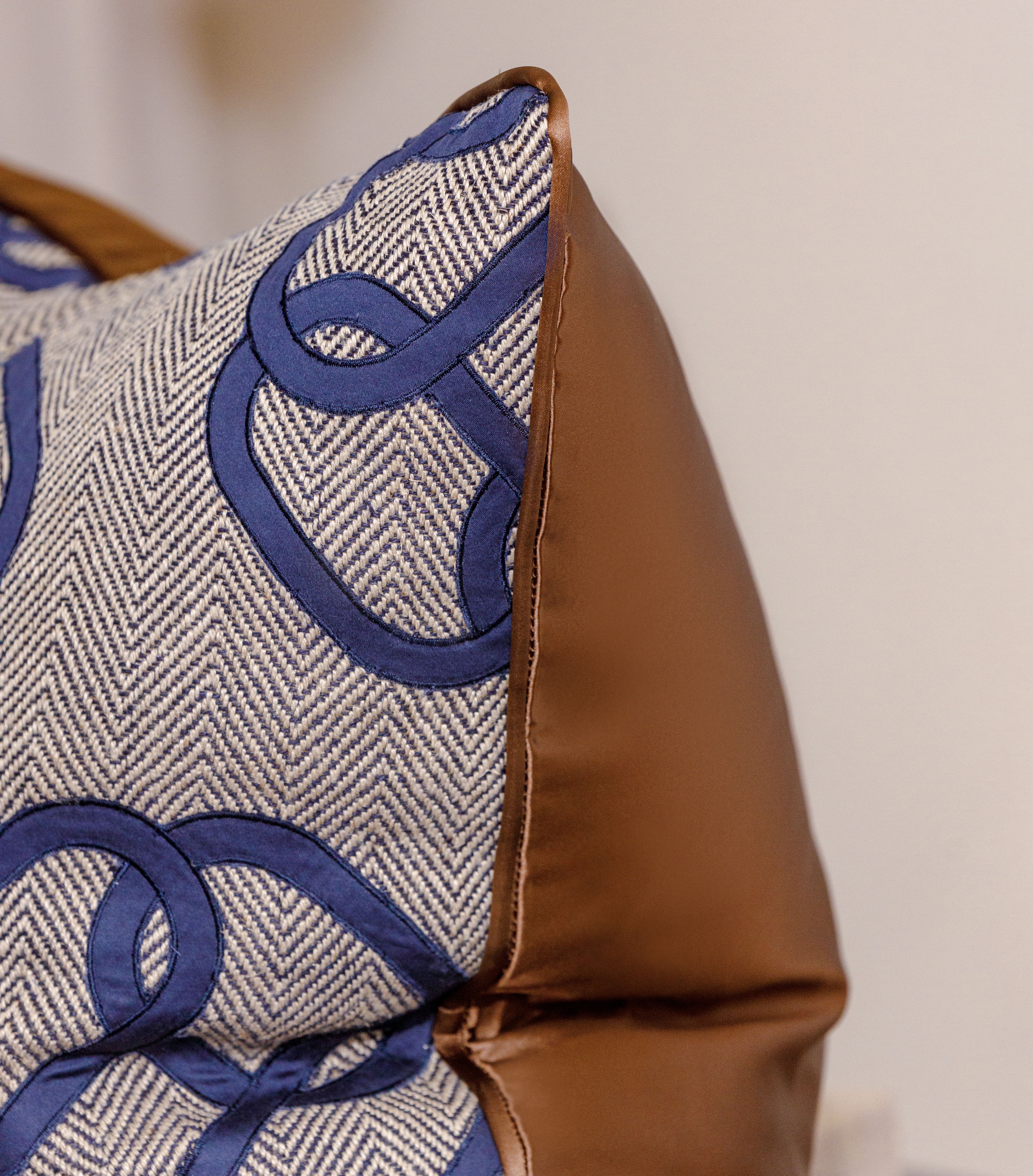 Trace Cushion, Onyx2