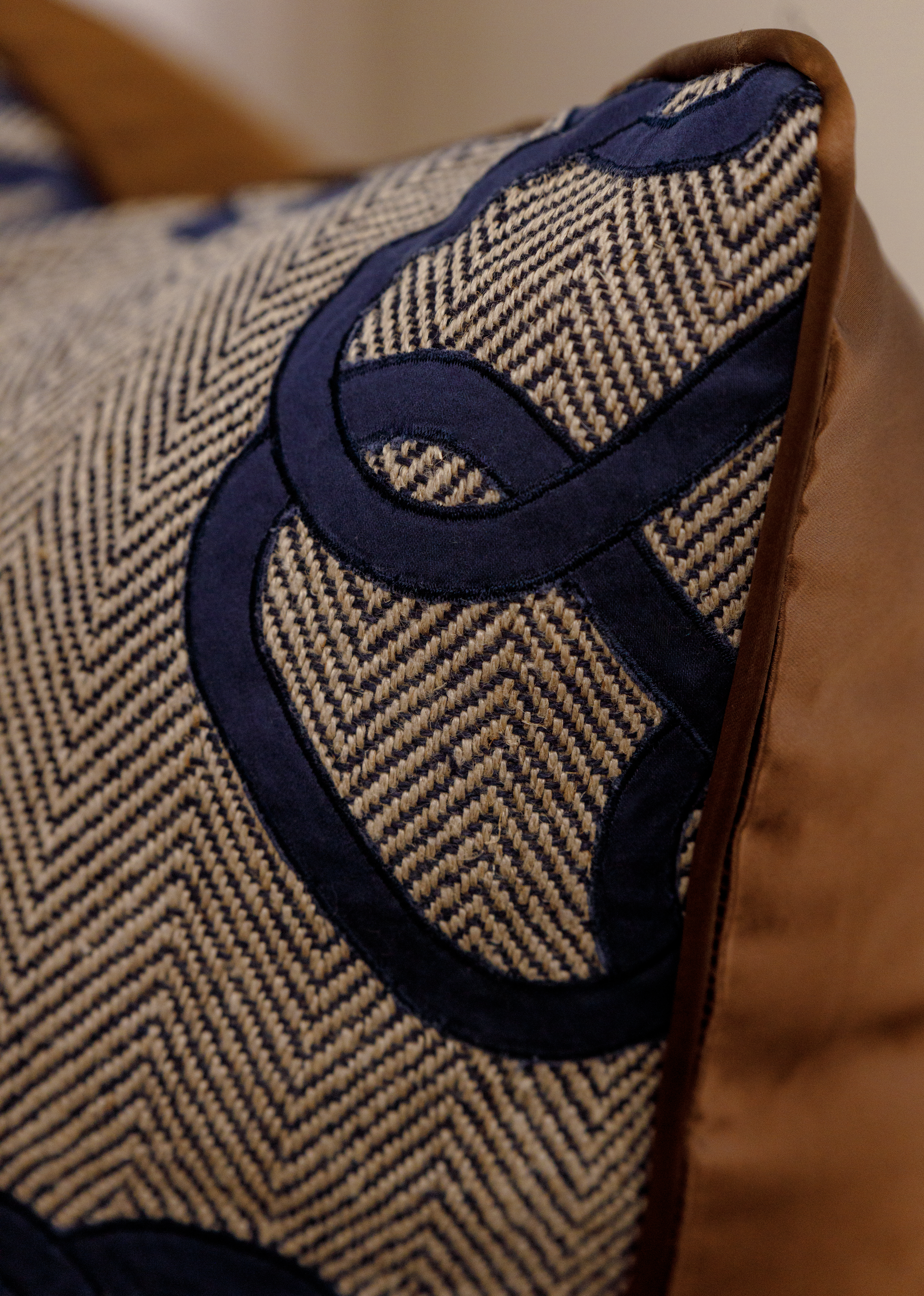 Trace Cushion, Onyx3